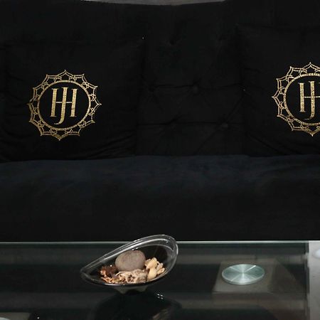 James Court Hotel & Luxury Apartments 레키 외부 사진