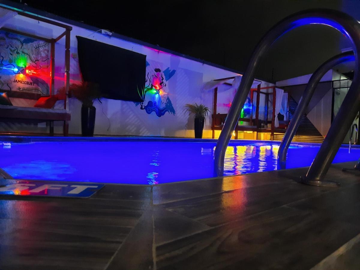 James Court Hotel & Luxury Apartments 레키 외부 사진